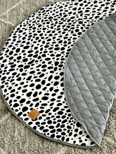 Load image into Gallery viewer, Bebe Into the Wild Quilted Play Mat
